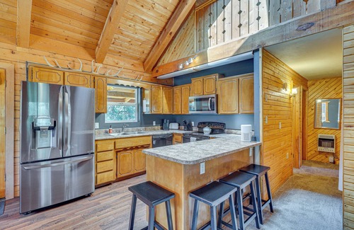 Alpine Cabin | Alpine Cabin w/Deck: 3 Mi to Luna Lake!