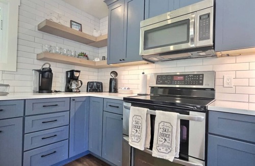 Killington Apartment | Alpine Chalet Grill, Fire pit, Pool, Gym, CornHole