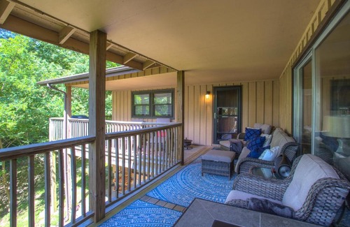 Blowing Rock House | Alpine Cottage Walking distance to App Ski cottage