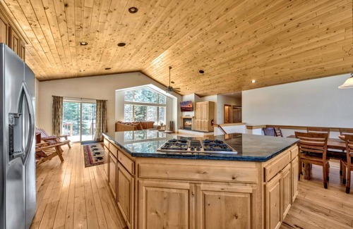 North Upper Truckee House | Alpine Family Adventure - Woodsy, Clean & Comfy, Pets & Yard, Family Fun