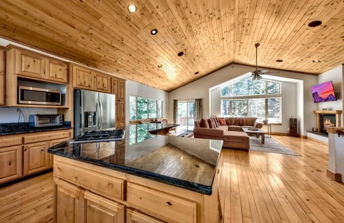 North Upper Truckee House | Alpine Family Adventure - Woodsy, Clean & Comfy, Pets & Yard, Family Fun