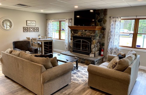 Nekoosa Cabin | Alpine Lodge-Rome Away From Home- 5 minutes to Sand Valley