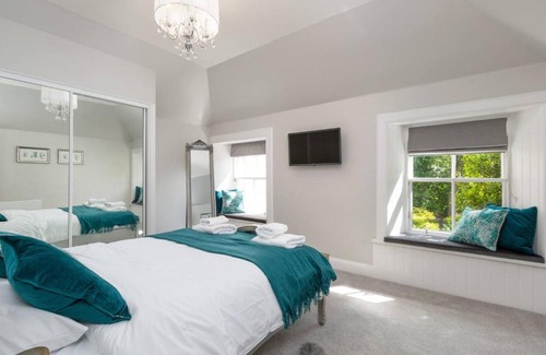 Bruntsfield House | ALTIDO Main Door Entrance Private Courtyard Apartment on the Park