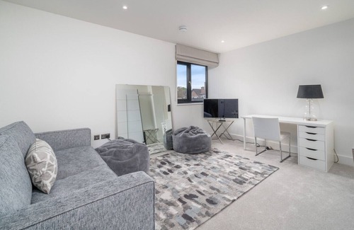 Mortlake Apartment | ALTIDO Spectacular 3-bed flat overlooking river Thames