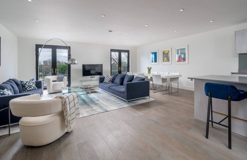 Mortlake Apartment | ALTIDO Spectacular 3-bed flat overlooking river Thames