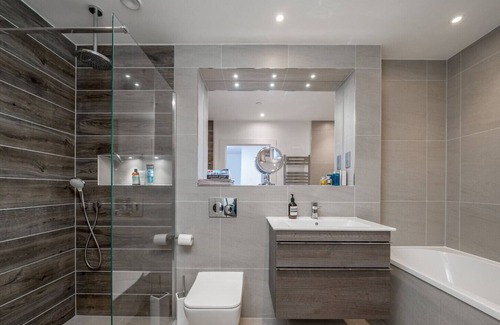 Mortlake Apartment | ALTIDO Spectacular 3-bed flat overlooking river Thames