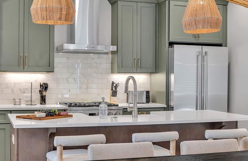 Berry Hill Cottage | Alto-private Rooftop Deck-8 Mins to Broadway
