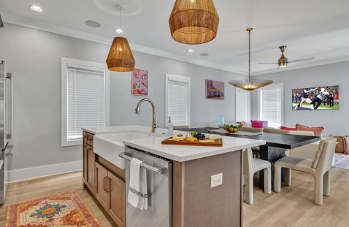 Berry Hill Cottage | Alto-private Rooftop Deck-8 Mins to Broadway