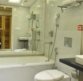 Paharganj Hotel | Aman Continental - 2Mins from Railway Station and 5 Mins from Metro