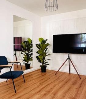 Elgersweier Apartment | AMAO Indigo - Rollstuhlgerechte Suite - 62 qm - Balkon & Tiefgarage - Aufzug - Nähe Messe - bis 10 Pers 2Whg