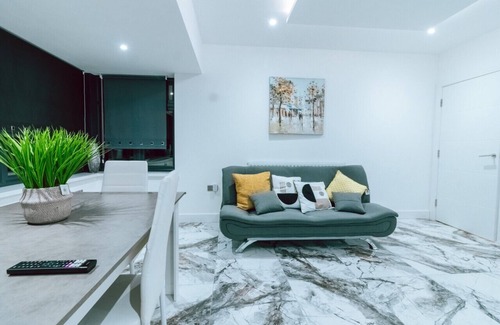 Coulsdon West Apartment | Amazing 2Bed Apartment, with WiFi