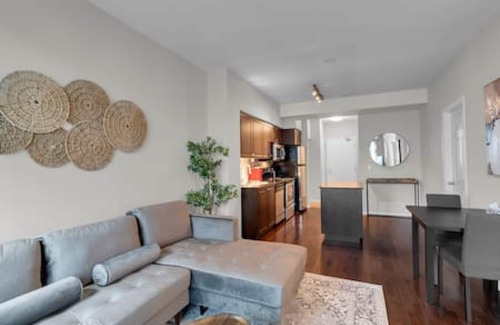 Niagara Hotel | Amazing 2BR - Pool|Gym|Sauna|Hot Tub|Free Parking|CN Tower View