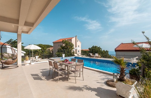 Lapcici Villa | Amazing 3 bedroom home w/pool in Budva