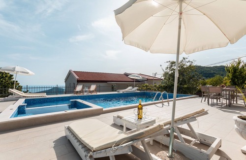Lapcici Villa | Amazing 3 bedroom home w/pool in Budva