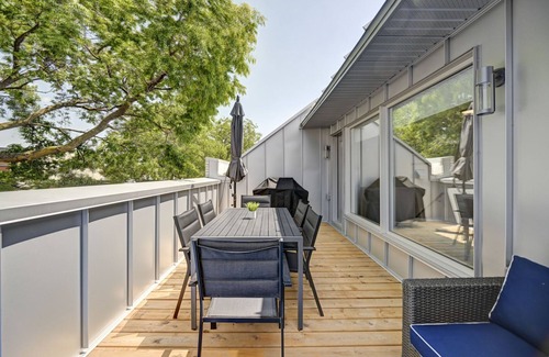 Pointe-Saint-Charles Condo | Amazing 3 bedrooms/2Bathroom - Downtown Montreal