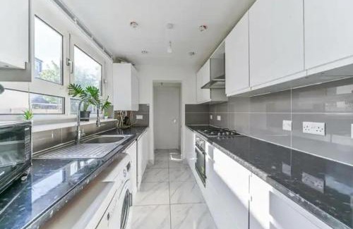 Grove Apartment | Amazing 4 bed house in Kingston