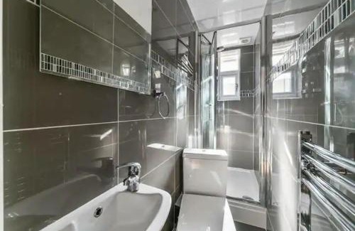 Grove Apartment | Amazing 4 bed house in Kingston