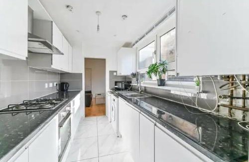 Grove Apartment | Amazing 4 bed house in Kingston