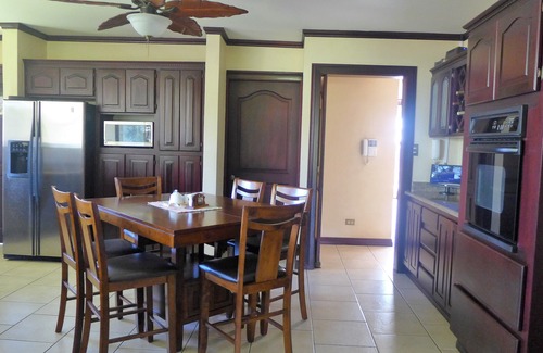 La Garita House | Amazing 4 bedroom pool home in gated community, La Garita 20 min to SJO airport