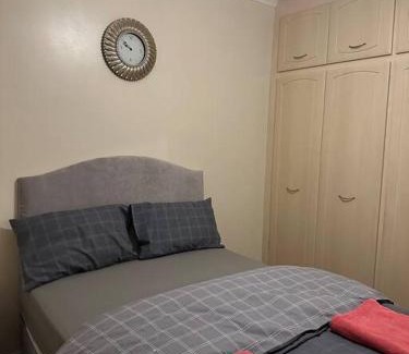 Brooklands House | Amazing 4 Bedrooms family home with free parking