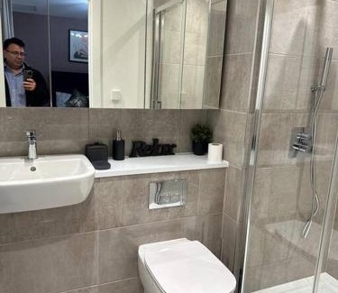 Brooklands House | Amazing 4 Bedrooms family home with free parking