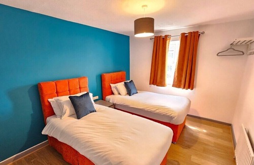 Laindon House | Amazing 4BR Near Hospital, Free Parking, Sleeps 10