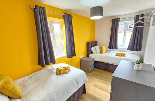 Laindon House | Amazing 4BR Near Hospital, Free Parking, Sleeps 10