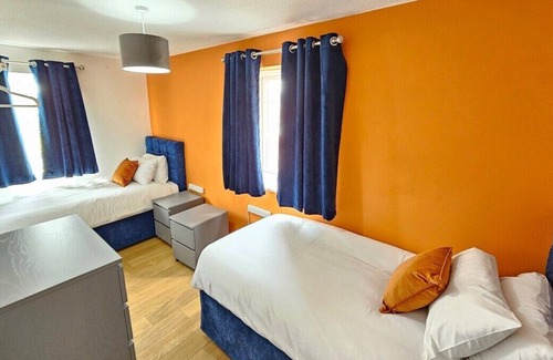 Laindon House | Amazing 4BR Near Hospital, Free Parking, Sleeps 10