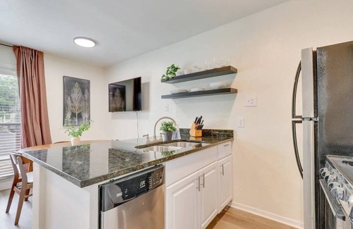 Cherrywood House | Amazing and Modern 1Bd/1Ba Apt Close to UT & DTn