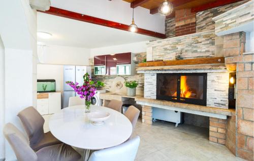 Bol Apartment | Amazing Apartment In Bol With Wifi
