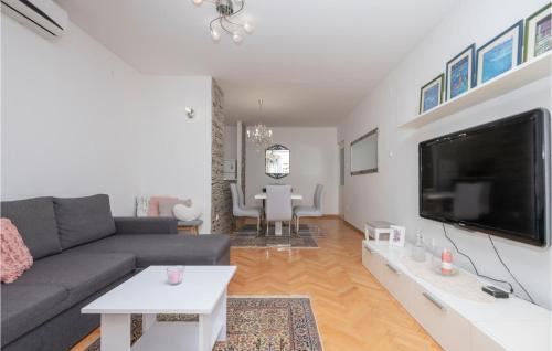 Istok Apartment | Amazing Apartment In Makarska