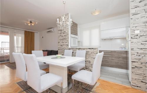 Istok Apartment | Amazing Apartment In Makarska