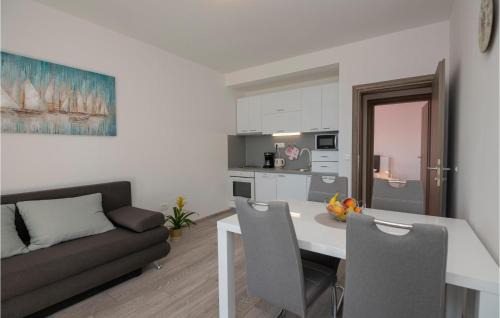 Podaca Apartment | Amazing Apartment In Podaca With Wifi