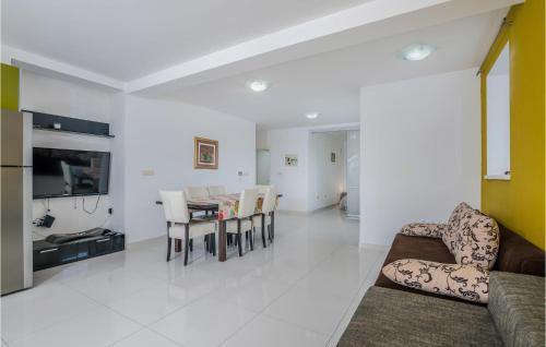 Salatic Apartment | Amazing Apartment In Salatici With Wifi