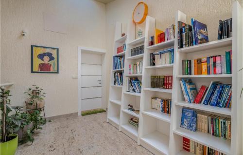Salatic Apartment | Amazing Apartment In Salatici With Wifi