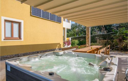 Salatic Apartment | Amazing Apartment In Salatici