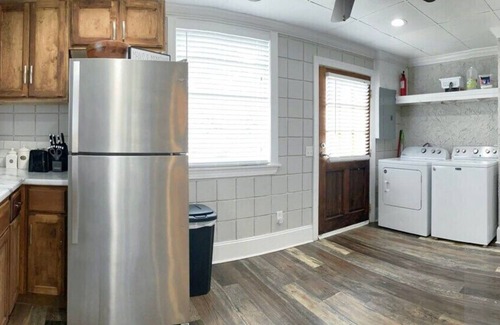 Statesboro House | Amazing Cottage -Located on Blue Mile-Close to GSU