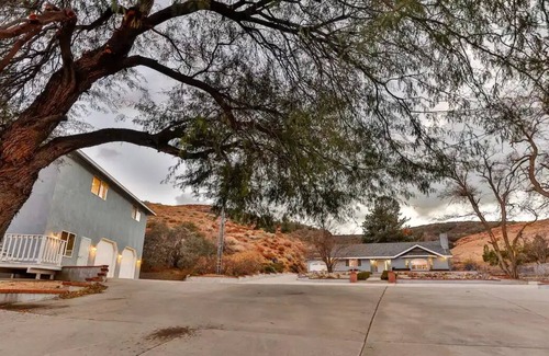 Agua Dulce House | Amazing Escape Close to LA with Pool, jacuzzi, Meditation room, Hiking trails.