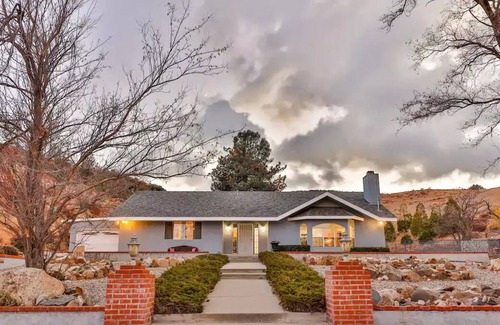 Agua Dulce House | Amazing Escape Close to LA with Pool, jacuzzi, Meditation room, Hiking trails.