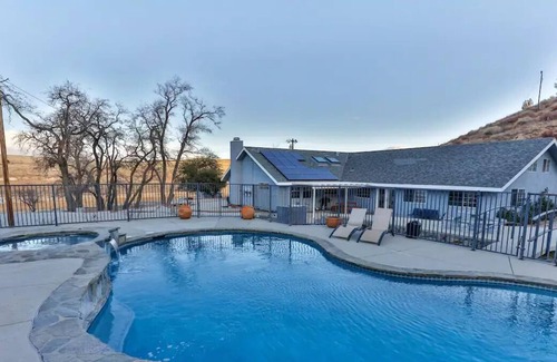 Agua Dulce House | Amazing Escape Close to LA with Pool, jacuzzi, Meditation room, Hiking trails.