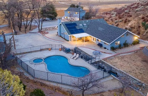 Agua Dulce House | Amazing Escape Close to LA with Pool, jacuzzi, Meditation room, Hiking trails.