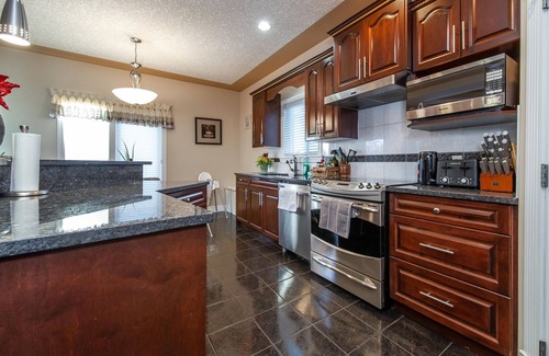 Southeast Edmonton House | Amazing Group Stay★King Beds ★2837 SQ FT★Baby Friendly★ A/C ★Free parking
