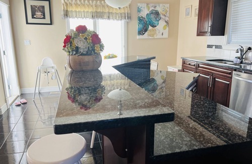 Southeast Edmonton House | Amazing Group Stay★King Beds ★2837 SQ FT★Baby Friendly★ A/C ★Free parking