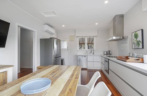 Eastern Beach House | Amazing Home By Beach - Aircon-ed