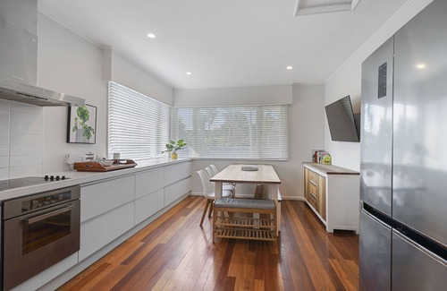 Eastern Beach House | Amazing Home By Beach - Aircon-ed