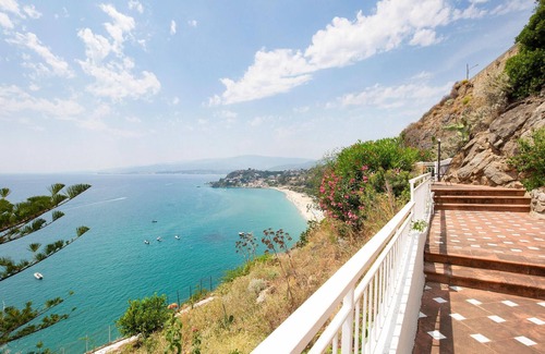 Santa Maria del Mare Torrazzo House | Amazing home in Staletti with WiFi