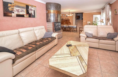 Uchaud House | Amazing home in Uchaud with 4 Bedrooms, WiFi and Outdoor swimming pool