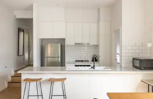 Heidelberg House | Amazing Home on the Hill - 400m to train, hospitals, cafes, shops. 11kms to CBD!