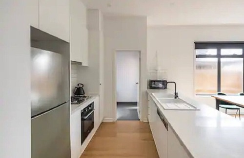 Heidelberg House | Amazing Home on the Hill - 400m to train, hospitals, cafes, shops. 11kms to CBD!