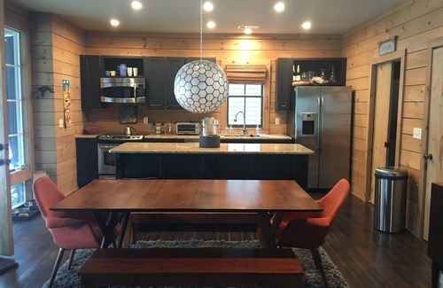 Logan House | Amazing LAKEFRONT 4 bedroom at Silverock Cove on Smith Lake